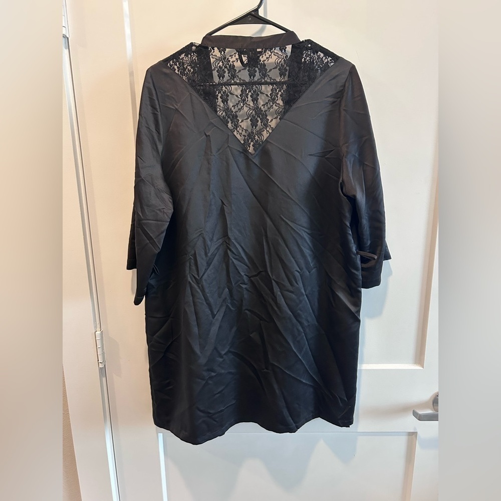 Vs pink black satin robe with lace V neck - Picture 3 of 3